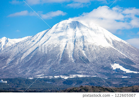 冬季白雪皚皚的大山 122605007