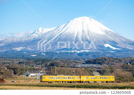 Snow-capped Mt. Oyama and the railway Snow-capped Mt. Oyama and the railway 122605008