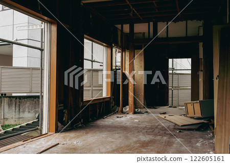Demolition of vacant houses - Demolition of interior materials 122605161