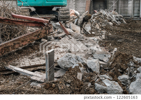拆除現場的重型機械正在加工廢墟 122605163