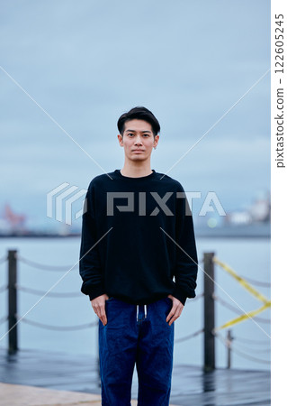 A man in his 20s wearing casual fashion 122605245