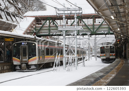 Joetsu Line 211 Series and E129 Series trains parked at Minakami Station in winter Joetsu Line 211 Series and E129 Series trains parked at Minakami Station in winter 122605393