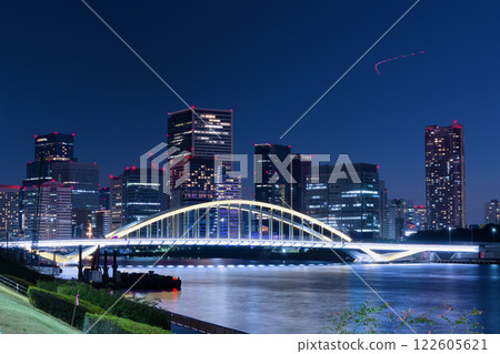 Illuminated Tsukiji Bridge and skyscrapers 122605621