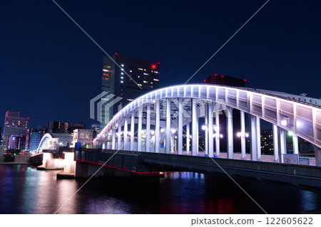 Illuminated night view of Kachidoki Bridge and Sumida River 122605622