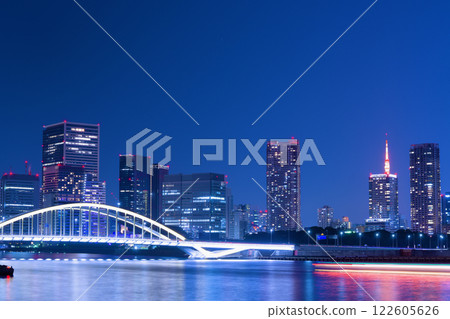 燈光璀璨的築地大橋和摩天大樓 燈光璀璨的築地大橋和摩天大樓 122605626