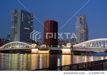 城市夜景,東京,燈火通明的勝哄橋和隅田川 城市夜景,東京,燈火通明的勝哄橋和隅田川 122606140