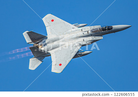 戰鬥機在藍天飛行 122606555