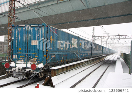 Freight train on the Musashino Line in winter: Toyota Longpath Express Freight train on the Musashino Line in winter: Toyota Longpath Express 122606741