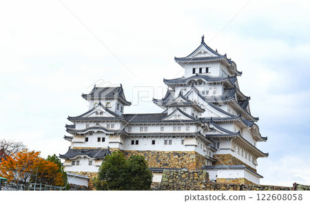 Himeji castle with autumn blue sky white cloud, frame one of japan's best destination for travel, Hyogo Japan.	 122608058