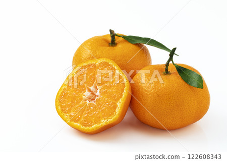 Mandarin oranges with leaves and slices of mandarin oranges on a white background Mandarin oranges with leaves and slices of mandarin oranges on a white background 122608343