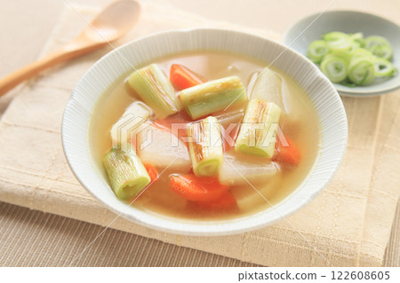 Enjoy the green onions with grilled green onion consommé soup (steaming) Enjoy the green onions with grilled green onion consommé soup (steaming) 122608605