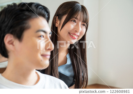 一名日本男子向女工作人員諮詢自己的頭髮問題 122608981