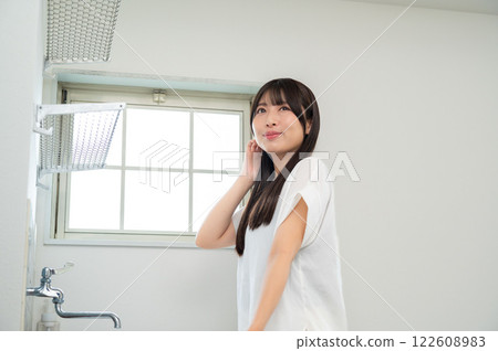 日本女人在浴室鏡子前檢查自己的皮膚 122608983