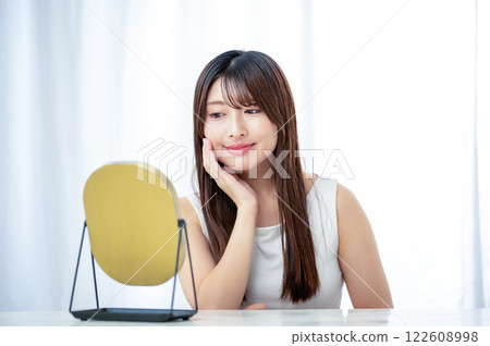 日本女人照鏡子檢查自己的皮膚 日本女人照鏡子檢查自己的皮膚 122608998