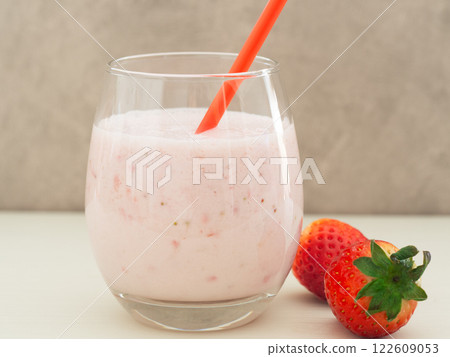 Strawberry and yogurt smoothie Strawberry and yogurt smoothie 122609053