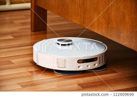 Robot vacuum cleaner cleans the apartment Robot vacuum cleaner cleans the apartment 122609690