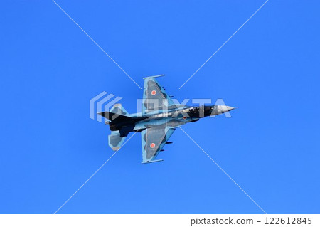 An F-2 jet fighter flying in high maneuverability over Hyakuri Base, the key to the capital's air defense. 122612845