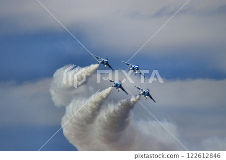 This technology will protect Japan's skies...Blue Impulse, showing beautiful formation flight 122612846