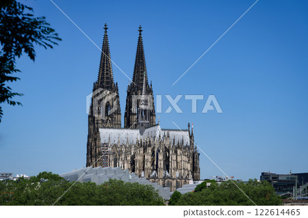 the imposing cologne cathedral towers 122614465
