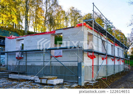 Construction of a new modern residential house from aerated concrete blocks on concrete foundations 122614651