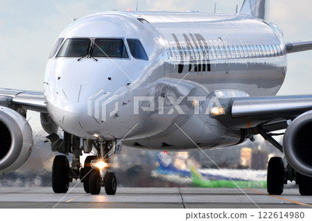 J-AIR ERJ-190-1000STD 在福岡機場滑行 J-AIR ERJ-190-1000STD 在福岡機場滑行 122614980