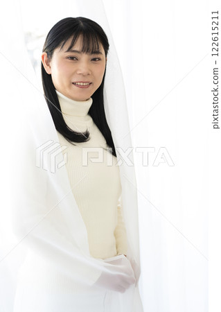 站在窗簾之間的美麗女人的畫像 122615211