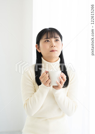 女人用杯子喝熱飲 122615266