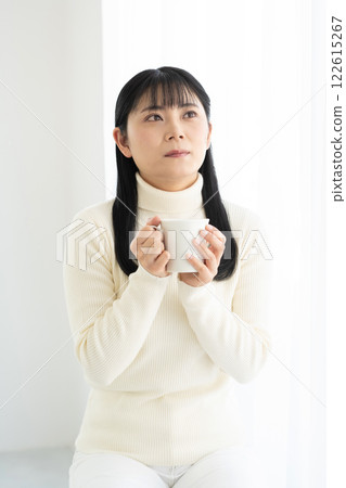 女人用杯子喝熱飲 女人用杯子喝熱飲 122615267