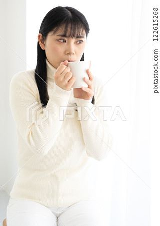 女人用杯子喝熱飲 122615268