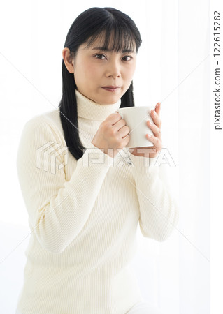 女人用杯子喝熱飲 122615282