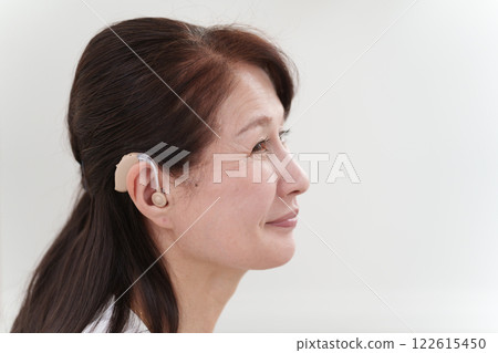 戴助聽器的高級婦女 122615450