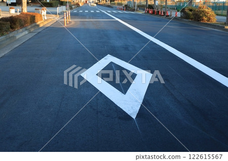 Diamond mark (road marking) Image 122615567