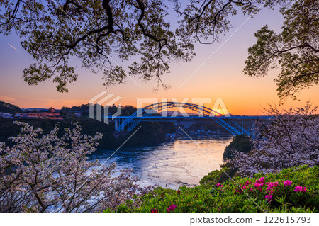 落日西海大橋的櫻花與漩渦交相輝映 122615793