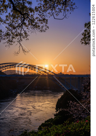 落日西海大橋的櫻花與漩渦交相輝映 122615804