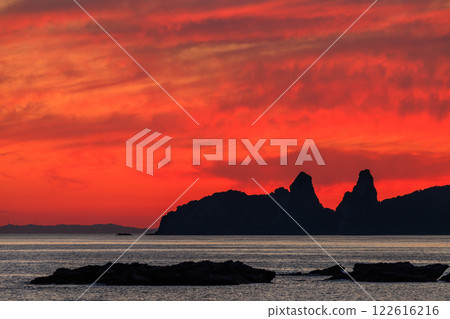 The sun setting over the sea, turning the sky red 122616216