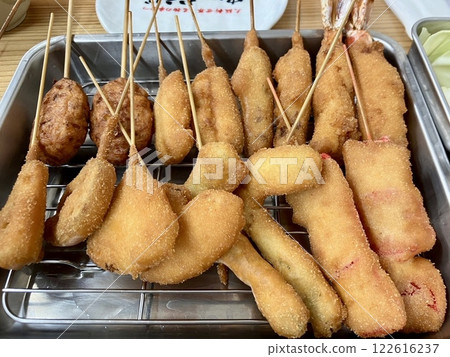 A large number of skewers on a frying tray 122616237