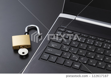 筆記本電腦和掛鎖 122617187