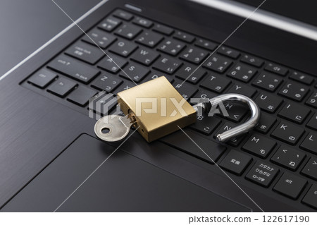筆記本電腦和掛鎖 122617190
