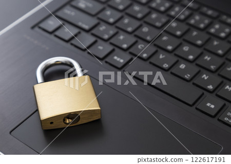 筆記本電腦和掛鎖 122617191