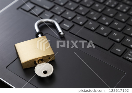 筆記本電腦和掛鎖 122617192