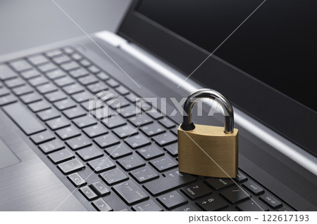 筆記本電腦和掛鎖 122617193