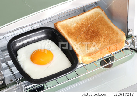 煎蛋和吐司 122617218
