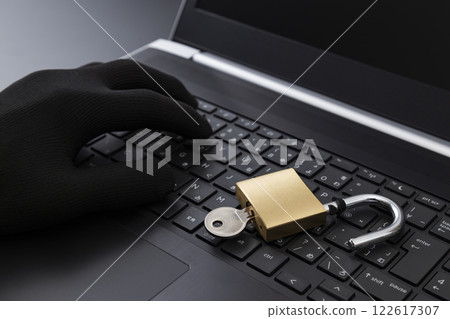 筆記本電腦和掛鎖 122617307