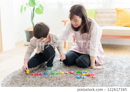 A boy studying English and a nursery teacher 122617385
