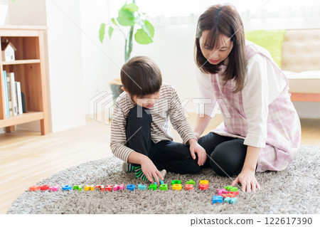 一個學習英語的男孩和一位托兒所老師 122617390