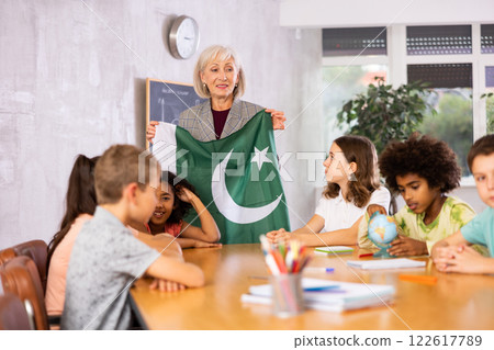 students listen to woman teacher who talks about Pakistan 122617789