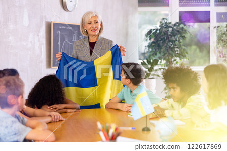 High school teacher tells pupils about Sweden 122617869
