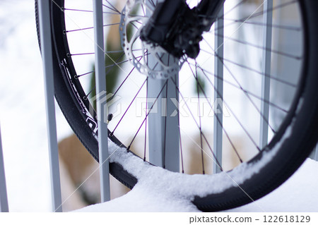 The wheels of a bicycle standing on the balcony of an apartment in the city 122618129