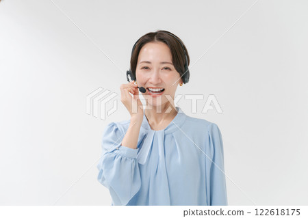 一個女人帶著耳機 一個女人帶著耳機 122618175