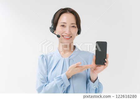 A woman with a headset 122618280